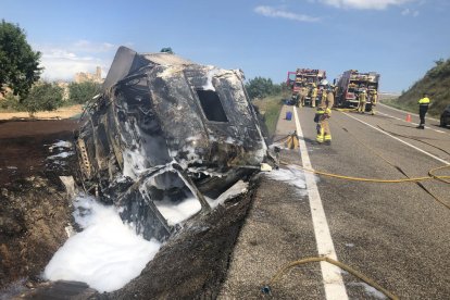 El camió calcinat després de bolcar al quilòmetre 62 de la carretera C-14 al terme de Ciutadilla.