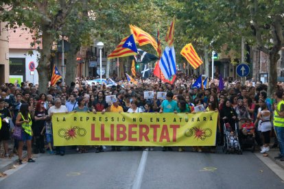 Miles de personas se manifestaron ayer en Sabadell para exigir la libertad de los CDR detenidos.