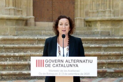 La portavoz del PSC en el Parlament, Alícia Romero, durante una rueda de prensa en el Monestir de les Avellanes, en Os de Balaguer.