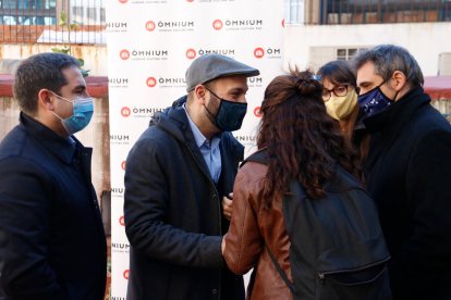 Marcel Mauri conversa amb altres persones a les portes d’Òmnium.