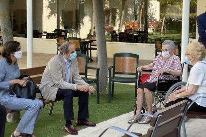 Quim Torra i la seua dona van conversar uns 20 minuts amb Pepa Moixí i Clotilde Brau.