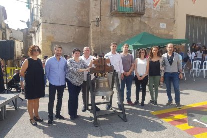 Miembros de ambos pueblos con la campana de Santa Maria. 