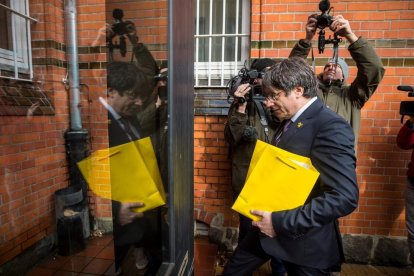 Puigdemont, ayer, en la puerta de la cárcel de Neumünster, por la que salió en libertad en abril de 2018.