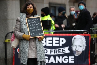 Una partidària del fundador de WikiLeaks sosté un cartell fora del Tribunal Penal Central.