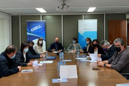 Moment de la firma de l’acord laboral a la seu de la COELL.