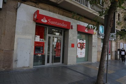 El joven amenazó a los trabajadores de esta sucursal del Banco Santander, situada en Prat de la Riba. 