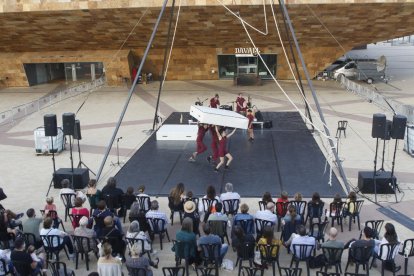 El Col·lectiu TQM, amb l’obra ‘Volov’ a la plaça de la Llotja.