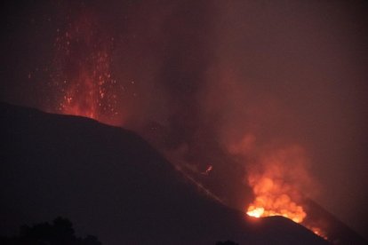 Imatge del volcà de Cumbre Vieja, aquest diumenge.