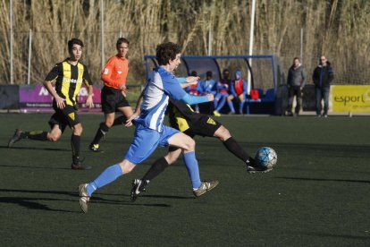 Un jugador del Pardinyes lucha por mantener la posesión del balón.