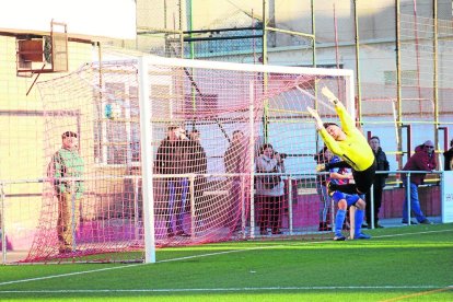 Escrichs intentó evitar el primer gol pero sin fortuna, pese a la gran estirada.