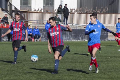 Un jugador del Tàrrega intenta el disparo en una acción del partido disputado en el Joan Capdevila.