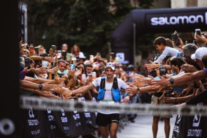 Kilian Jornet saluda a l’entrar a la meta el nombrós públic que es va citar a Bagà.