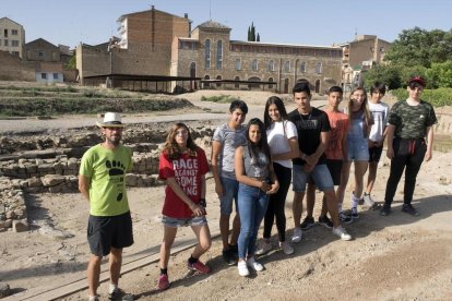 Joves que participen en un dels camps de treball.