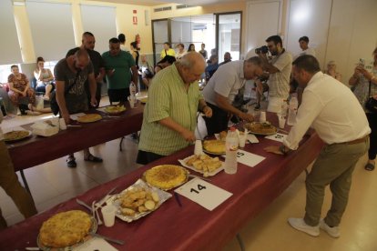 Diverses persones van assistir al concurs de truites celebrat al centre cívic del barri.