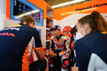 Marc Márquez analiza sus tiempos con su equipo en el circuito estadounidense de Austin.