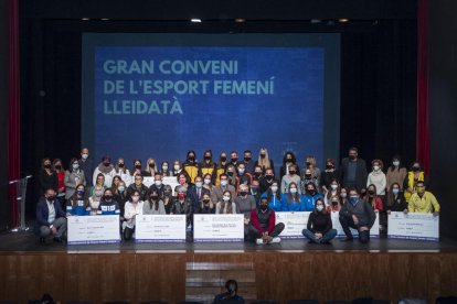 Foto amb els representants de tots els clubs que van rebre ahir la subvenció.