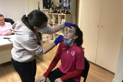 Nadia Dopico durante el test de antígenos que es rápido y permite tener el resultado en 15 minutos.