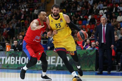 Mirotic porta la pilota en una acció del partit d’ahir.