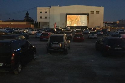 Vehículos en el autocine de Golmés.