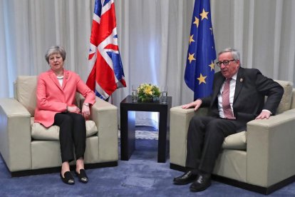 Jean-Claude Juncker y Theresa May, durante la reunión bilateral que celebraron Sharm el-Sheij.