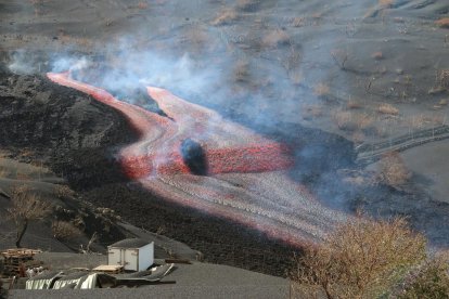 Imagen de la nueva colada surgida tras la aparición de dos nuevas bocas en el volcán de La Palma.