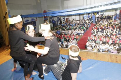 Un dels espectacles d’acrobàcia que van sorprendre el públic i el jurat del concurs del col·legi Santa Anna.