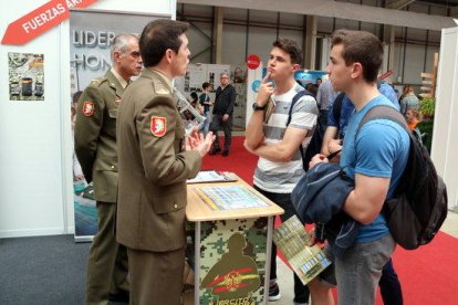 Algunos jóvenes estudiantes interesándose por el estand del Ejército en la 12.ª Feria F&T de Lérida en el 2018.