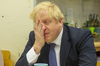 El primer ministre Boris Johnson, ahir durant una visita a un alberg a Londres.