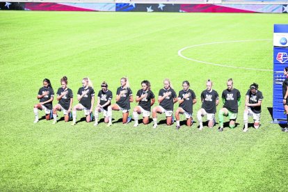 Las jugadoras se arrodillaron mientras sonaba el himno.