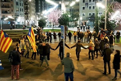 Desenes de persones es van reunir ahir a la plaça Ricard Viñes per demanar la llibertat dels presos.