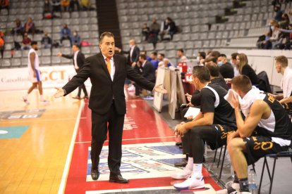 Gustavo Aranzana durante el primer partido ante el Almansa.