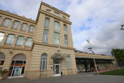 Fachada del hotel Rambla, enclavado en el edificio de la estación de Renfe.