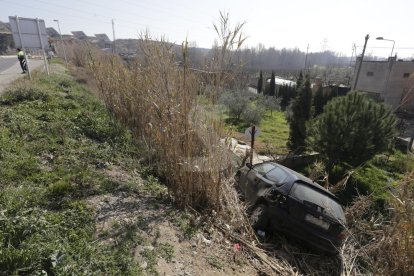 Herido después de que el coche acabara en un canal por un accidente en Alfarràs