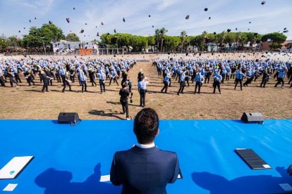 Los nuevos agentes tiraron sus gorras al aire ante Aragonès. 