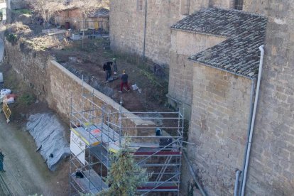 Torà excava el cementiri de la muralla per col·locar una passarel·la