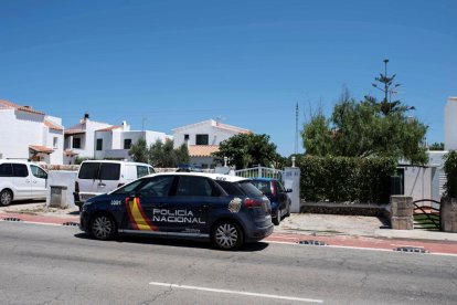 Una patrulla de la Policia, a la zona on va ocórrer el crim.