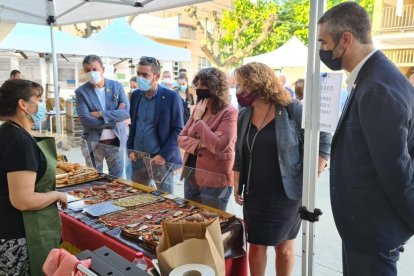 La consellera Jordà, al centre, en una de les parades de la fira Menja’t Soses: Sabors de Ponent.