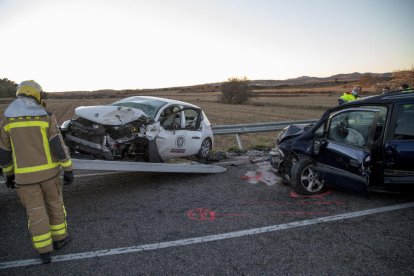 Imatge de l’estat en el qual van quedar els dos turismes després del sinistre.