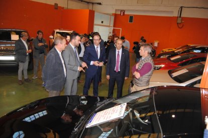 El alcalde de Mollerussa, Marc Solsona, y otras autoridades visitando Autotardor. 