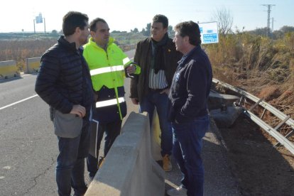 El vicepresident de la Diputació, Ferran Accensi, va visitar ahir el tram de carretera que es va inundar.