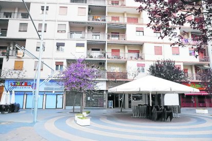 Las terrazas, sin actividad en las plazas, y todos los bares han tenido que cerrar sus puertas.