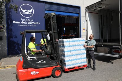 Entrega dels 13.500 litres de llet ahir al Banc dels Aliments de Lleida.