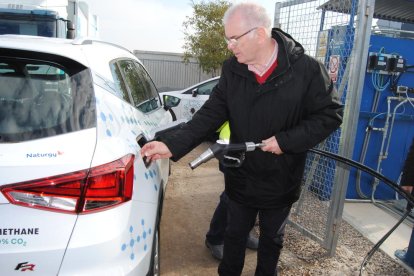 Andrew Shepherd repostant un vehicle de Seat amb biometà obtingut amb purins.