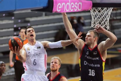 L'aler espanyol del Reial Madrid, Alberto Abalde (esquerra), entra a cistella davant del pivot bielorús de l'Andorra, Artsiom Parakhouski, durant el partit corresponent a l'onzena jornada (ajornada) de la Lliga Endesa entre el MoraBanc Andorra i el Reial Madrid,