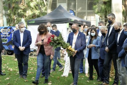 Ofrena floral a l’estàtua de l’alcalde Manuel Fuster, als Camps Elisis.