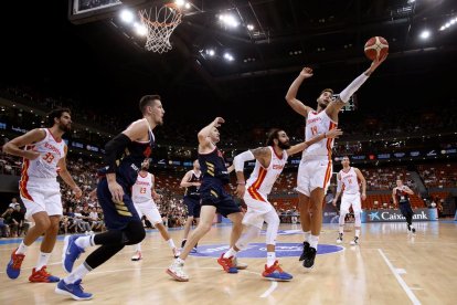 Willy Hernangómez captura un rebot davant Ricky Rubio.