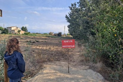 Un dels cartells que indiquen la prohibició de passar.