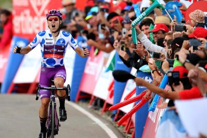 Ángel Madrazo celebra la victòria a la Sierra de Javalambre.