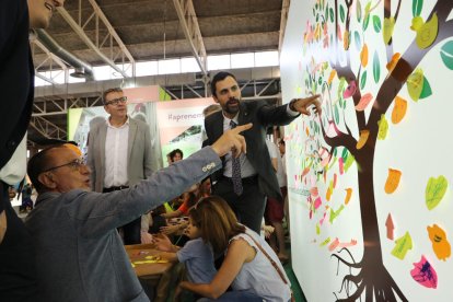 El president del Parlament, Roger Torrent, durant la visita ahir a la fira.