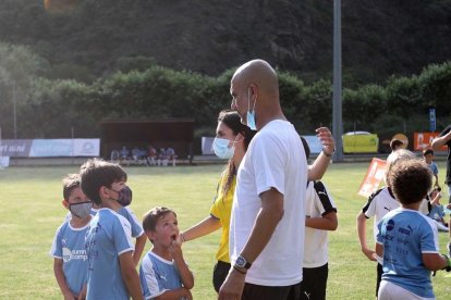 Pep Guardiola i la seua filla conversaven ahir amb uns nens del campus.